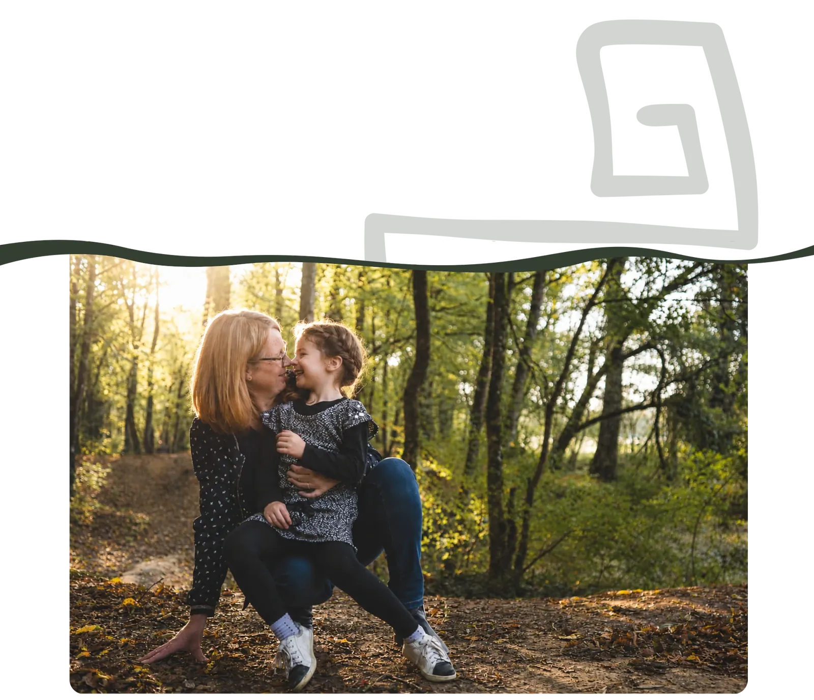 Une mère et sa fille rient ensemble en forêt