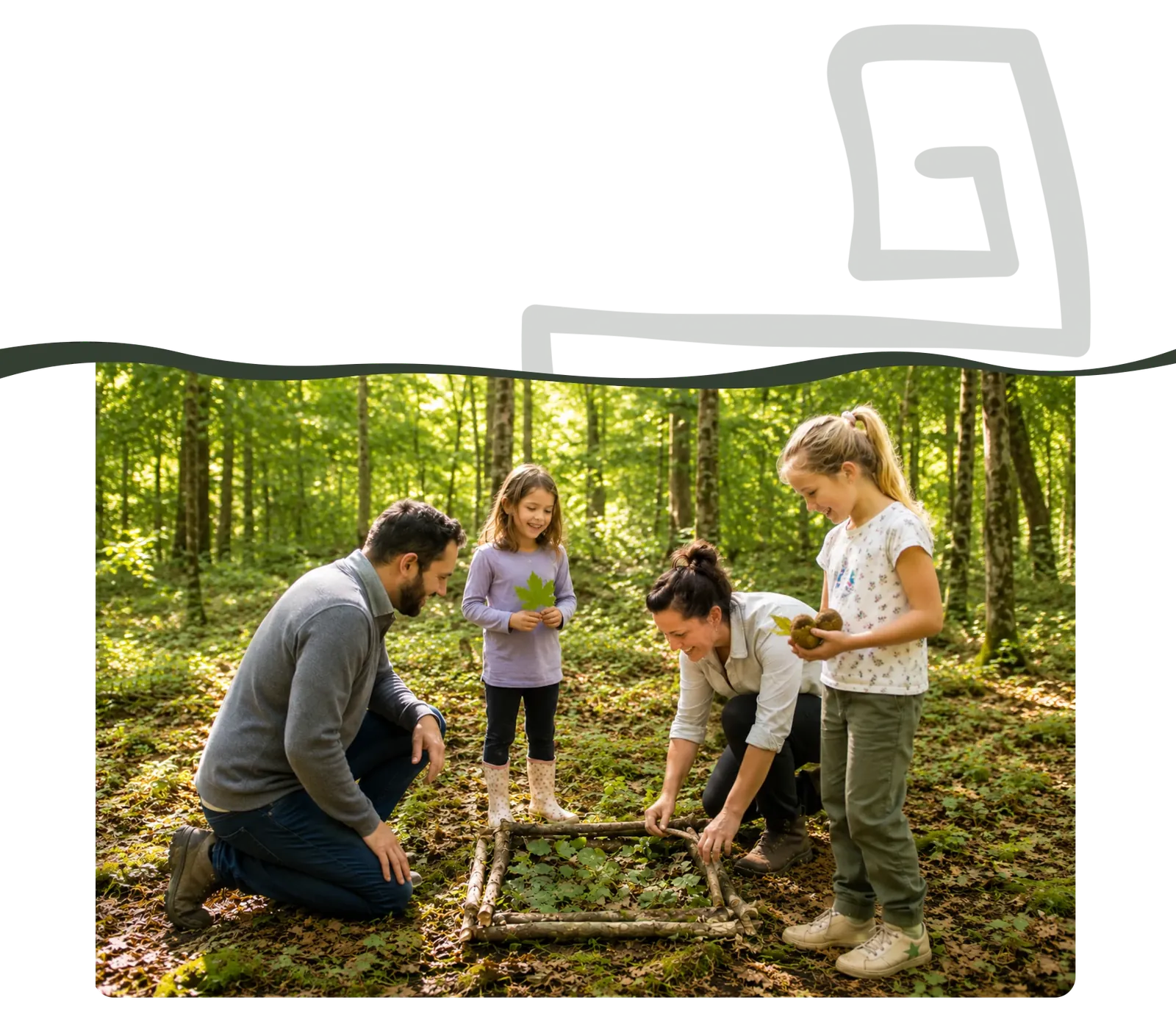 Une famille construit un cadre de branches dans la forêt
