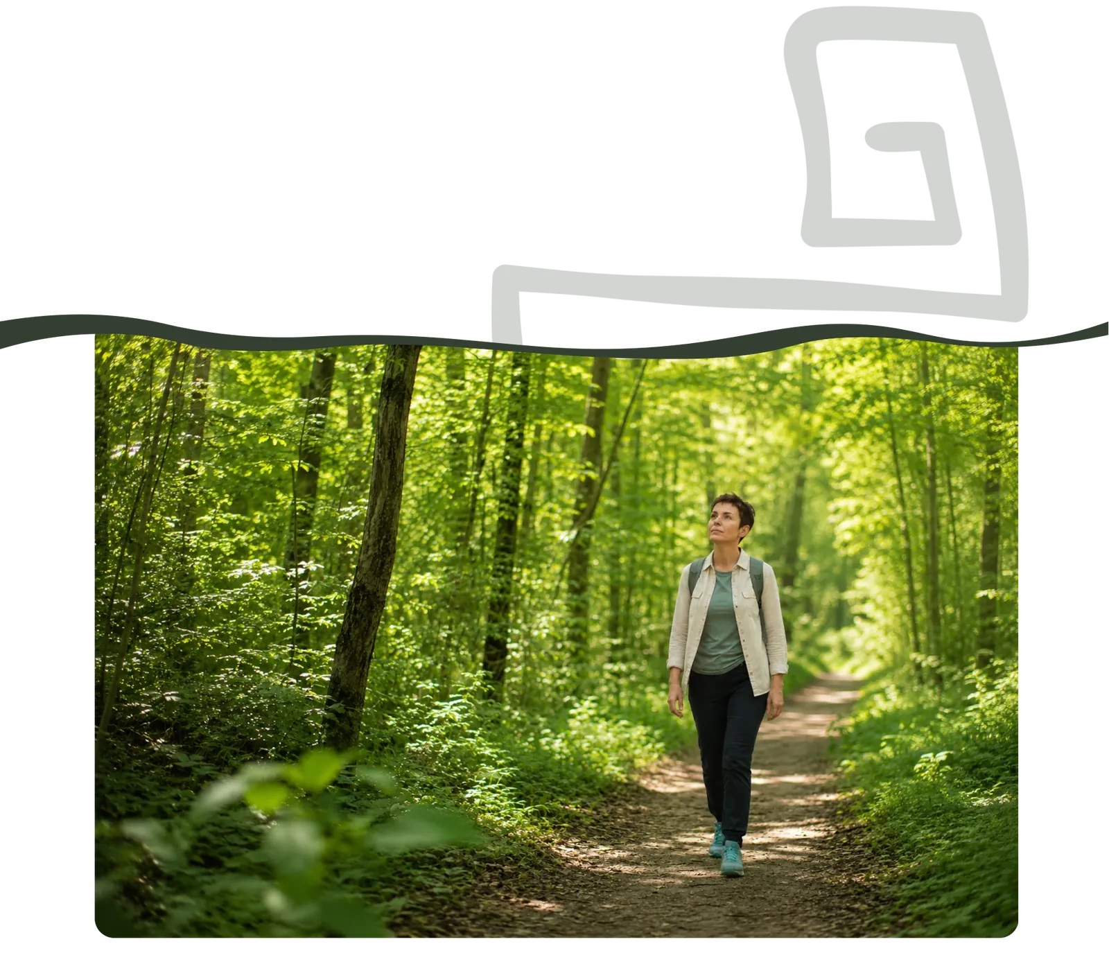 Une femme se promène sur un chemin forestier